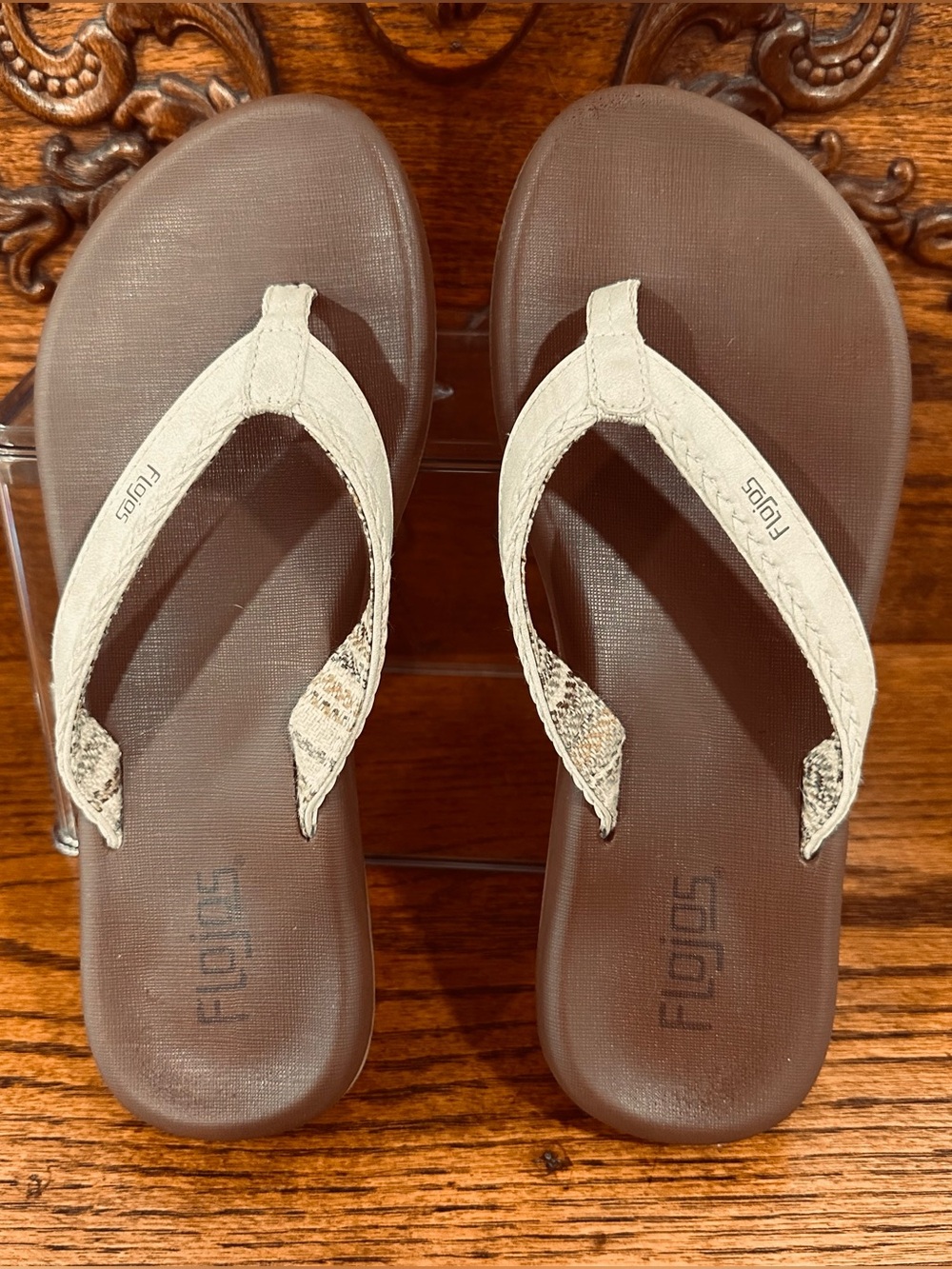 Flojos Maddy Women’s Flip Flops with Cream Straps size 9 EUC